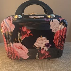 Triforce Hardside beauty case